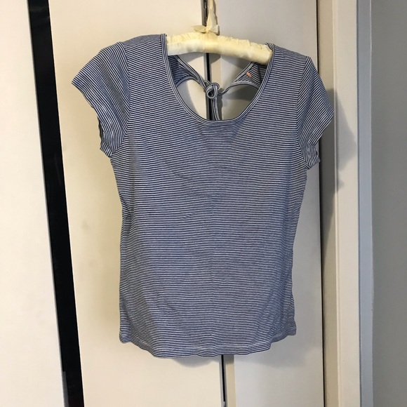 Ladies Medium Tops Set Of 3. $5.00 AS AN ADD ON - Picture 5 of 6